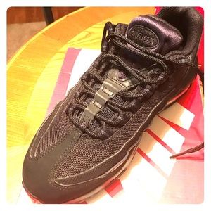 Nike Airmax 7.5 in men = 8.5 in women.